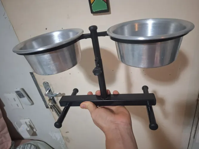 Comedouro e bebedouro ajustável para cães e gatos.