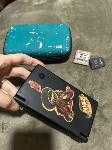 Nintendo DSi com defeito + 2 cartuchos de jogo + capa