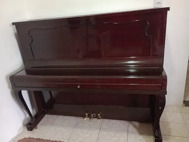 Piano acústico vertical marrom escuro