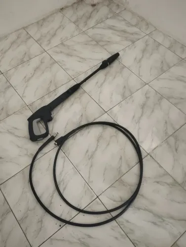 Pistola de alta pressão e a mangueira