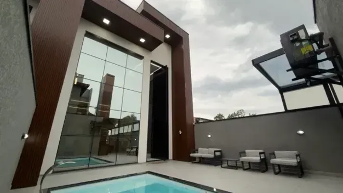 Casa Alto Padrão com Mezanino e Piscina à Venda em Guaratuba | 3 Quartos e Área Gourmet no