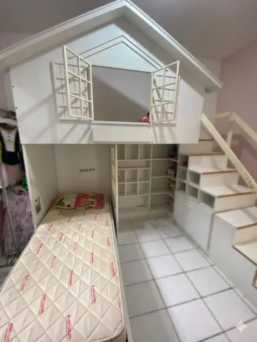 Cama Casinha Infantil com 2 Camas, Armário e Nichos