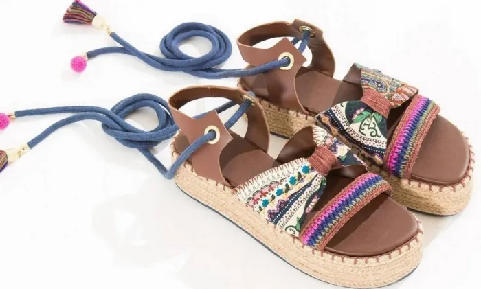 Sandália flatform Farm tamanho 38