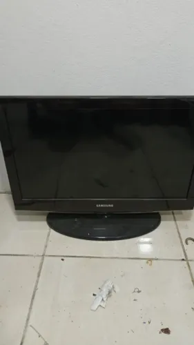 Duas TVs e um monitor, LEIA