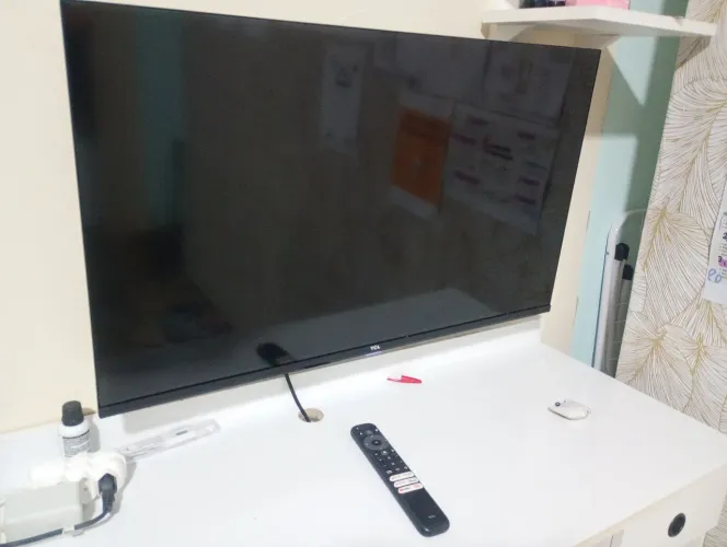 Tv TCL 32 polegadas semi nova menos de um ano de uso 