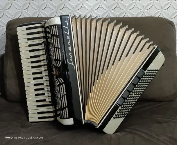 Acordeon Italiano Serenelli 4/5 de Voz, 120 Baixos 