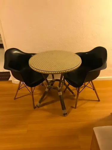 Mesa com duas cadeiras para sacada