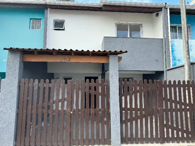 Sobrado em Praia de Leste, com 3 quartos, churrasqueira, a 180m. do mar