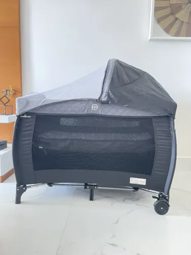 Berço Portátil Prima Lua Infanti Cinza Seminovo Com Trocador E Mosquiteiro