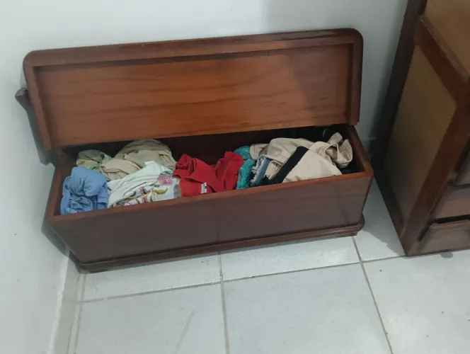Vendo um baú de madeira