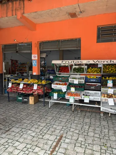 Mercadinho vendendo