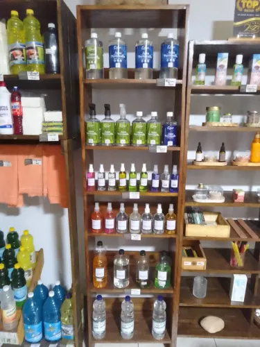 Vendo estante ,super funcional ,em madeira rústica, maciça, semi-nova