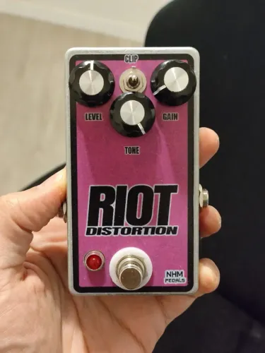 Pedal Riot da NHM (handmade BR baseado no Distortion Suhr Riot)