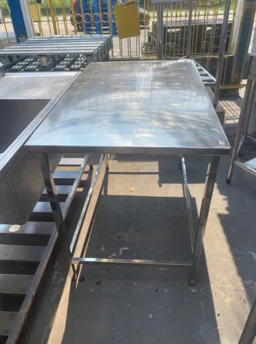 Mesa (INOX) sem paneleiro.