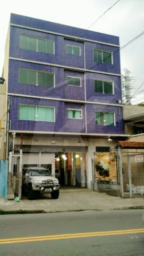 Apartamento com 1 dormitório (grande), cozinha azulejada, amplo banheiro, ampla lavandeira