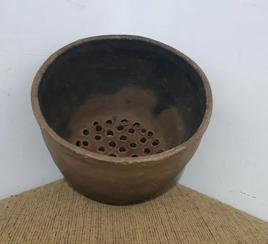 Cuscuzeira de barro usada