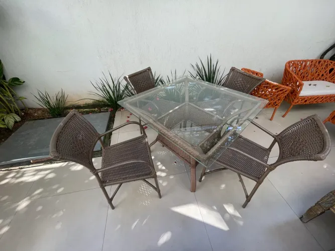 Mesa com tampo de vidro e 4 cadeiras