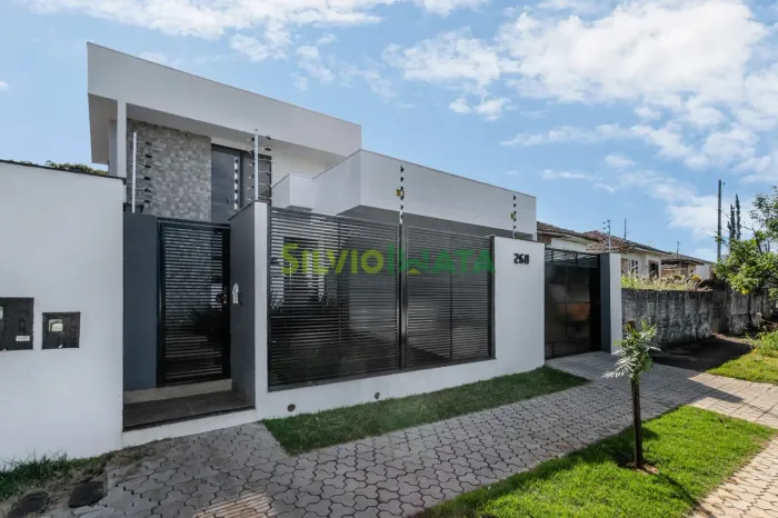 EXCELENTE CASA DE 03 QUARTOS, PARA MORAR NA ZONA 04.