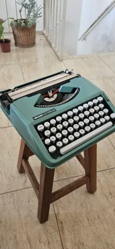 Máquina de datilografia Olivetti LETTERA 82