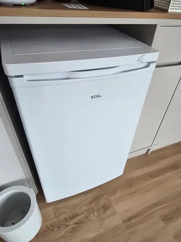 Freezer vertical compacto EOS EcoGelo 85 Litros