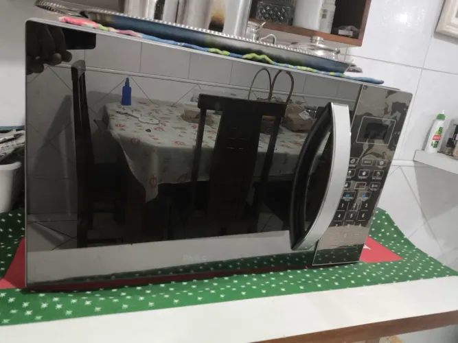 Micro Ondas PHILCO. 33 litros Espelhado<br>Valor. 450,00<br>Não entregou a Retirar