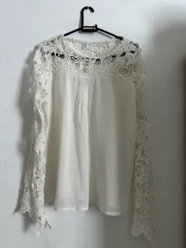Camisa branca com manga em crochê