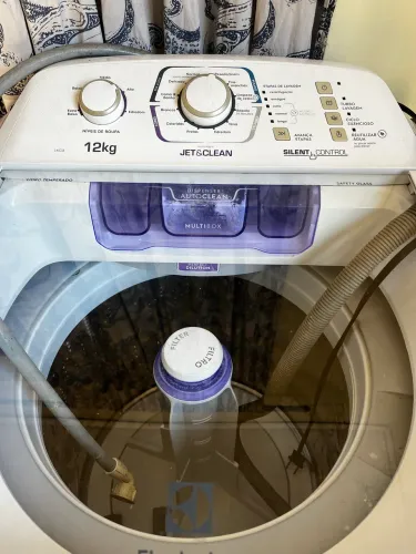Máquina de lavar faz tudo impecável