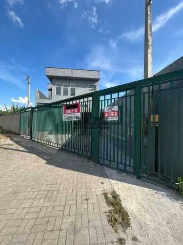 Casa comercial à venda em São José dos Campos com galpão, salas amplas e estacionamento