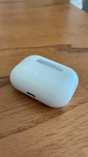 AirPods Pro 1ª geração - detalhe no fone esquerdo
