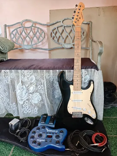 Guitarra Vogga Stratocaster + Pedaleira V-AMP 2 com Pedal