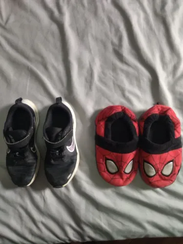 Tênis Nike infantil original tamanho 32 e pantufa homem aranha 32