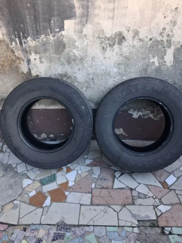 Pneus Goodyear 245/70R16 quebra galho