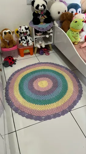 Tapete arco íris infantil redondo de crochê 