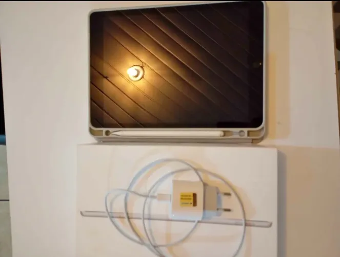 iPad 9 em bom estado acompanha capa carregador e caneta