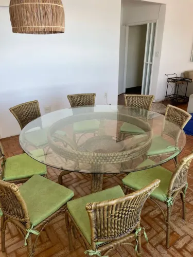 Sala de jantar maravilhosa. Mesa redonda com tampo de vidro e 8 cadeiras