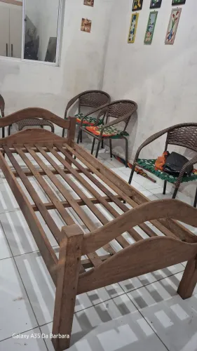 Vendo cama de solteiro madeira