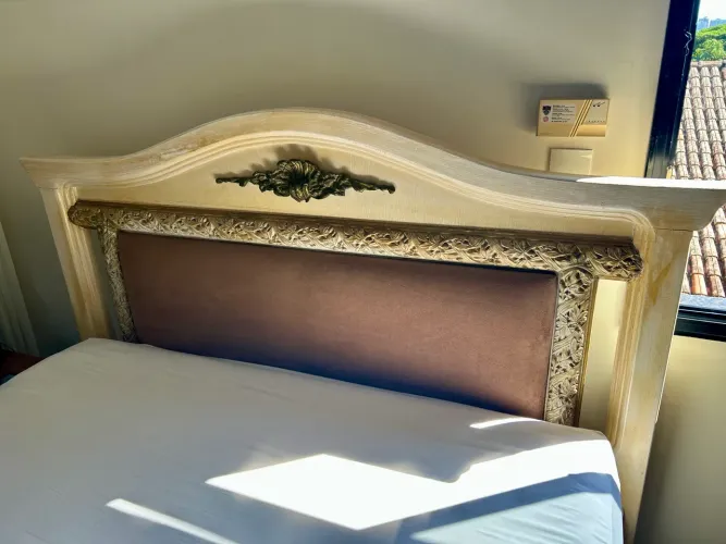 Cama Queen - madeira de qualidade, clássica, acabamento sofisticado.