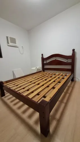 Cama de casal em Mogno em perfeito estado