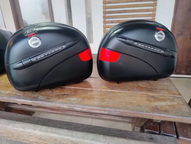 Baús laterais são GIVI E41 Keyless