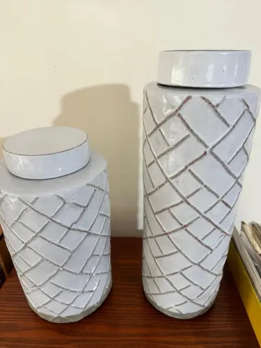 Dois vasos novos de cerâmica esmaltada.