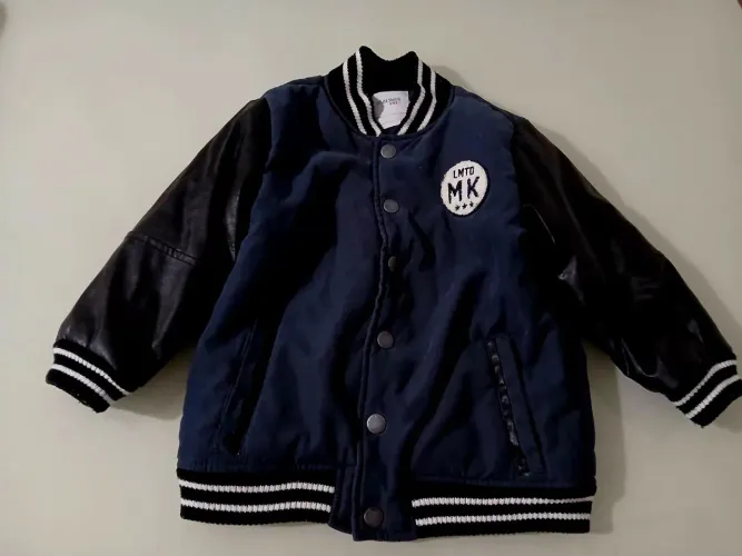 Vendo essa jaqueta infantil menino veste 1/2 anos pouco uso ..ótima qualidade 