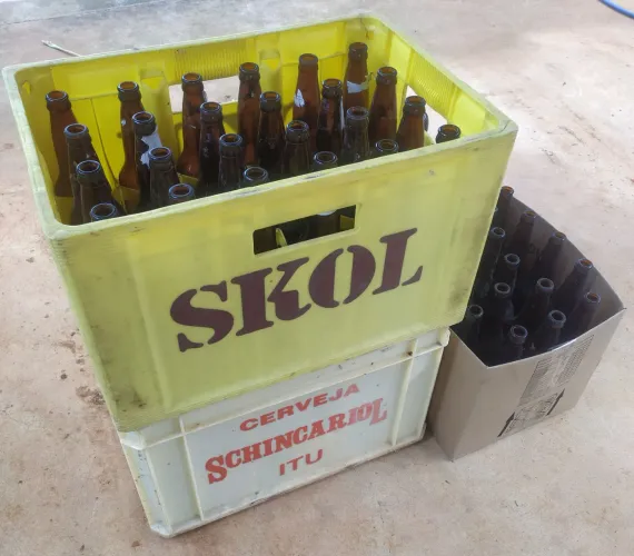76 garrafas de cerveja 600ml com 2 caixas (engradados)