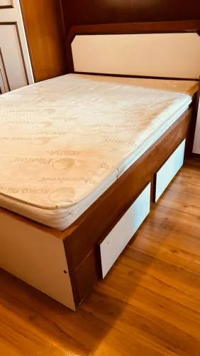 Cama de madeira com gavetões