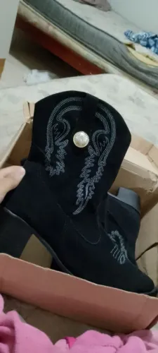 Bota Premium? preta aveludada, com detalhes bordados.<br>Usada apenas 1 vez!<br>? R$80
