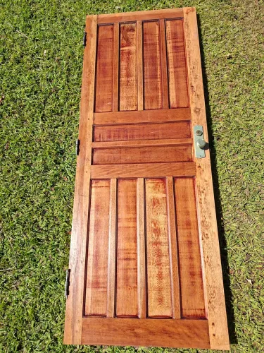 Porta em madeira maciça