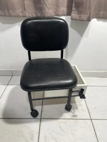 Cadeira de pedicure, maca de depilação e carrinho auxiliar
