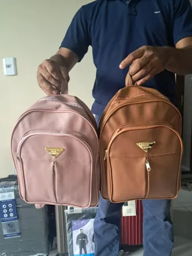 Mochila em couro sintético femenino