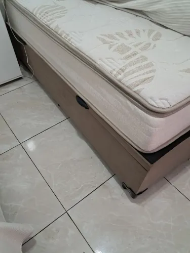 Vende-se um guarda roupas e um colchão