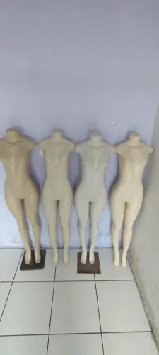 4 Manequins Femininos com bases
