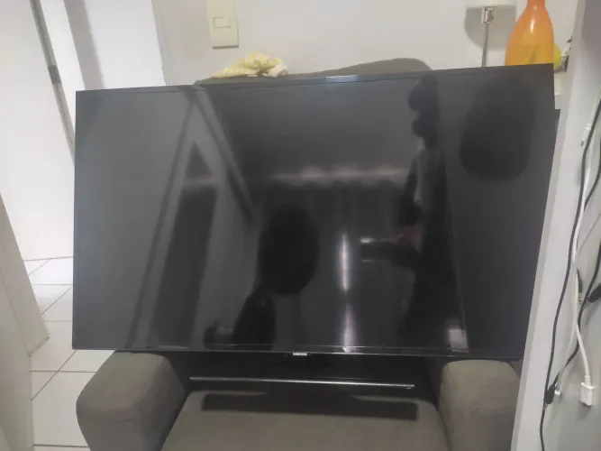 TV Samsung 40" UN40H5103 com defeito na tela (Para retirar peças)